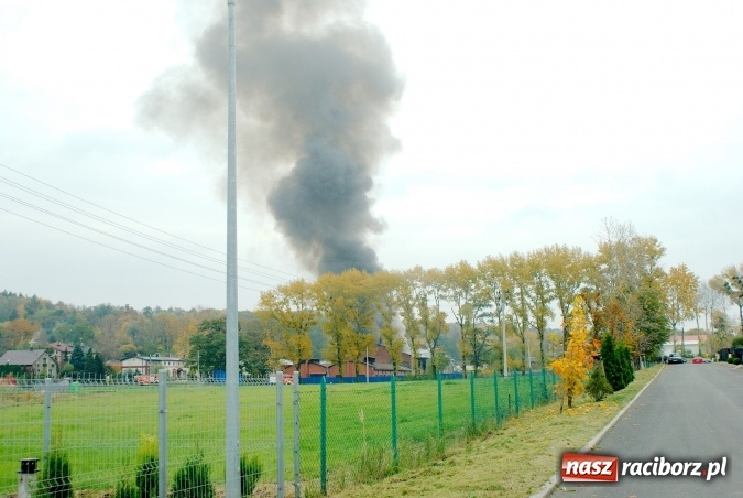 Zdjęcie w galerii na portalu naszraciborz.pl: Ogromny pożar hali przy ul. Zakładowej w Raciborzu Brzeziu. Byliśmy na miejscu od początku akcji. FOTO I WIDEO wiadomości z regionu