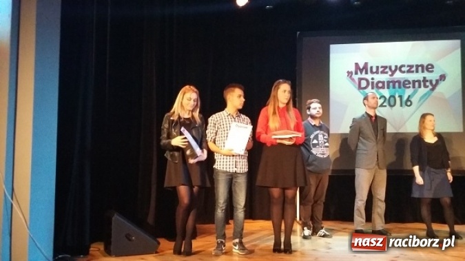 Zdjęcie w galerii na portalu naszraciborz.pl: Wokaliści Mirażu na festiwalu piosenki w Katowicach wiadomości z regionu