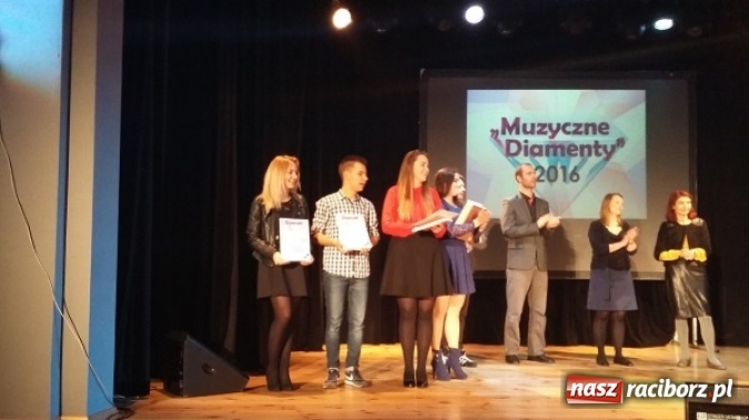 Zdjęcie w galerii na portalu naszraciborz.pl: Wokaliści Mirażu na festiwalu piosenki w Katowicach wiadomości z regionu