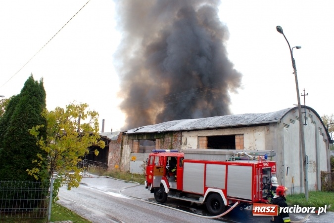 Zdjęcie w galerii na portalu naszraciborz.pl: Przy Zakładowej w Brzeziu płoną niebezpieczne odpady. Zwożono je tu od czerwca. Są tam m.in. maski przeciwgazowe FOTO wiadomości z regionu