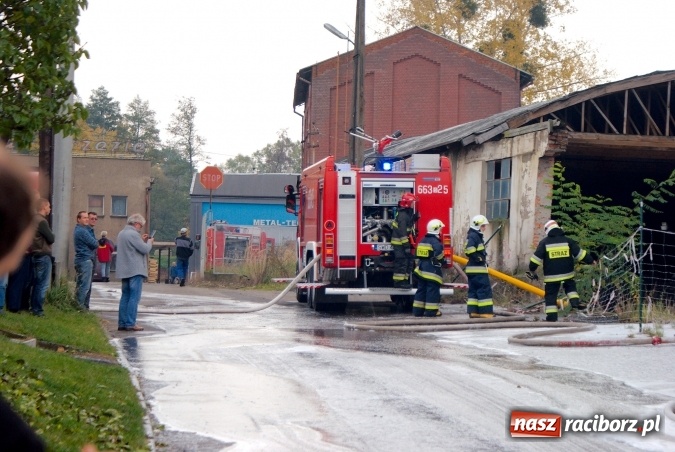 Zdjęcie w galerii na portalu naszraciborz.pl: Przy Zakładowej w Brzeziu płoną niebezpieczne odpady. Zwożono je tu od czerwca. Są tam m.in. maski przeciwgazowe FOTO wiadomości z regionu