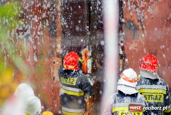 Zdjęcie w galerii na portalu naszraciborz.pl: Przy Zakładowej w Brzeziu płoną niebezpieczne odpady. Zwożono je tu od czerwca. Są tam m.in. maski przeciwgazowe FOTO wiadomości z regionu