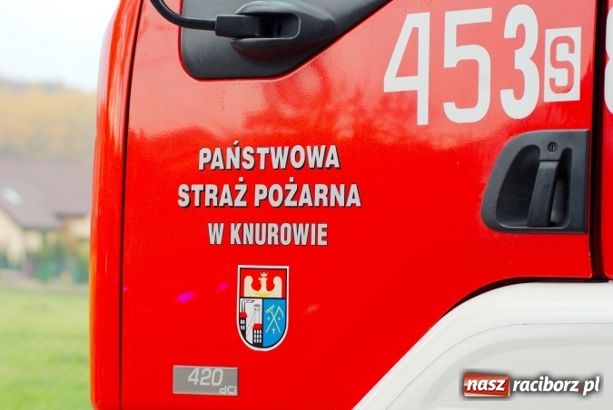 Zdjęcie w galerii na portalu naszraciborz.pl: Przy Zakładowej w Brzeziu płoną niebezpieczne odpady. Zwożono je tu od czerwca. Są tam m.in. maski przeciwgazowe FOTO wiadomości z regionu