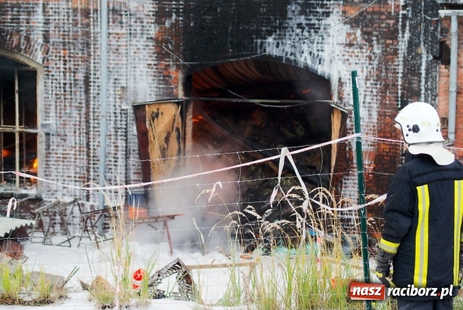 Zdjęcie w galerii na portalu naszraciborz.pl: Przy Zakładowej w Brzeziu płoną niebezpieczne odpady. Zwożono je tu od czerwca. Są tam m.in. maski przeciwgazowe FOTO wiadomości z regionu