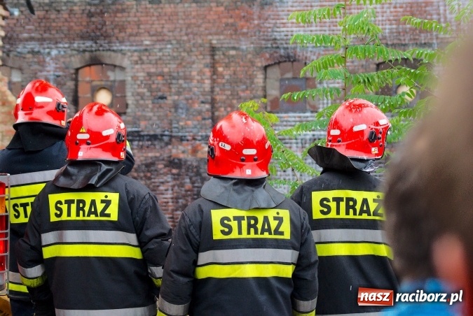 Zdjęcie w galerii na portalu naszraciborz.pl: Przy Zakładowej w Brzeziu płoną niebezpieczne odpady. Zwożono je tu od czerwca. Są tam m.in. maski przeciwgazowe FOTO wiadomości z regionu