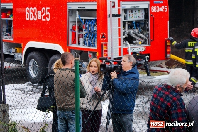 Zdjęcie w galerii na portalu naszraciborz.pl: Przy Zakładowej w Brzeziu płoną niebezpieczne odpady. Zwożono je tu od czerwca. Są tam m.in. maski przeciwgazowe FOTO wiadomości z regionu