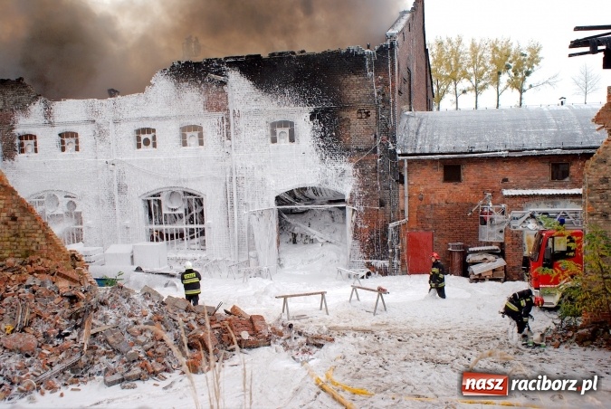 Zdjęcie w galerii na portalu naszraciborz.pl: Przy Zakładowej w Brzeziu płoną niebezpieczne odpady. Zwożono je tu od czerwca. Są tam m.in. maski przeciwgazowe FOTO wiadomości z regionu