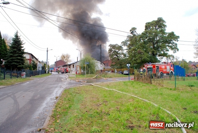 Zdjęcie w galerii na portalu naszraciborz.pl: Przy Zakładowej w Brzeziu płoną niebezpieczne odpady. Zwożono je tu od czerwca. Są tam m.in. maski przeciwgazowe FOTO wiadomości z regionu