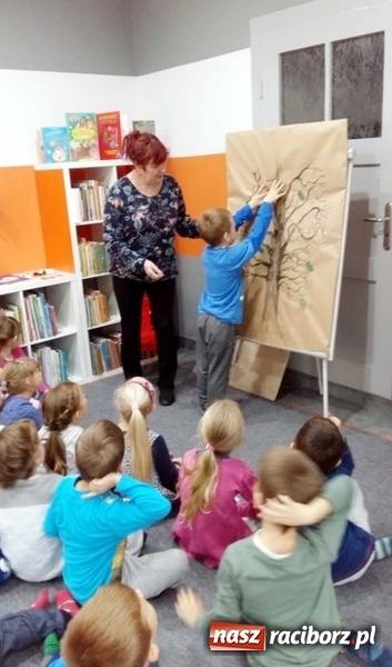 Zdjęcie w galerii na portalu naszraciborz.pl: Jesienne klimaty i spektakl w raciborskiej bibliotece  wiadomości z regionu