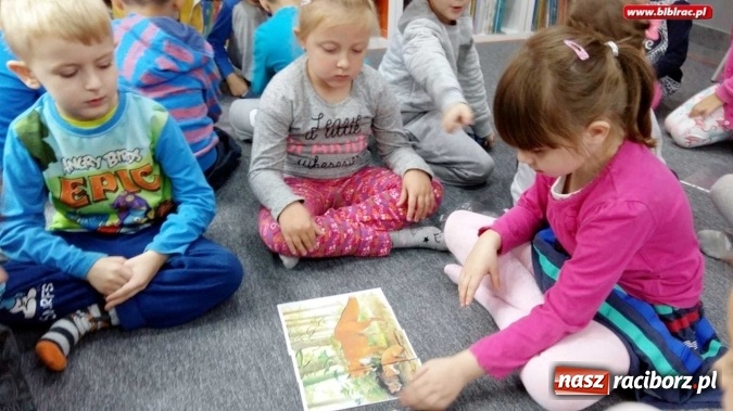 Zdjęcie w galerii na portalu naszraciborz.pl: Jesienne klimaty i spektakl w raciborskiej bibliotece  wiadomości z regionu