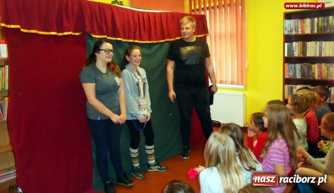 Zdjęcie w galerii na portalu naszraciborz.pl: Jesienne klimaty i spektakl w raciborskiej bibliotece  wiadomości z regionu