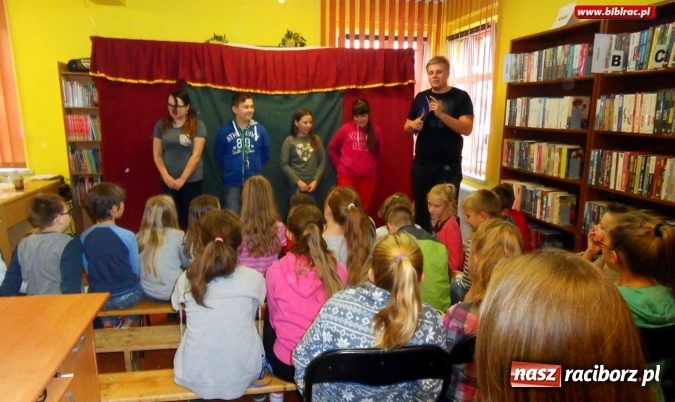 Zdjęcie w galerii na portalu naszraciborz.pl: Jesienne klimaty i spektakl w raciborskiej bibliotece  wiadomości z regionu