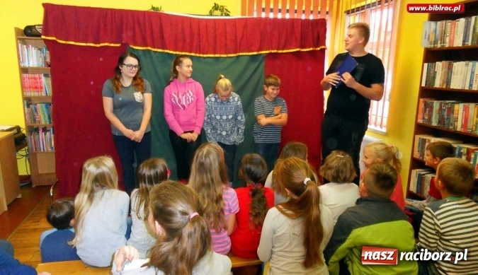 Zdjęcie w galerii na portalu naszraciborz.pl: Jesienne klimaty i spektakl w raciborskiej bibliotece  wiadomości z regionu