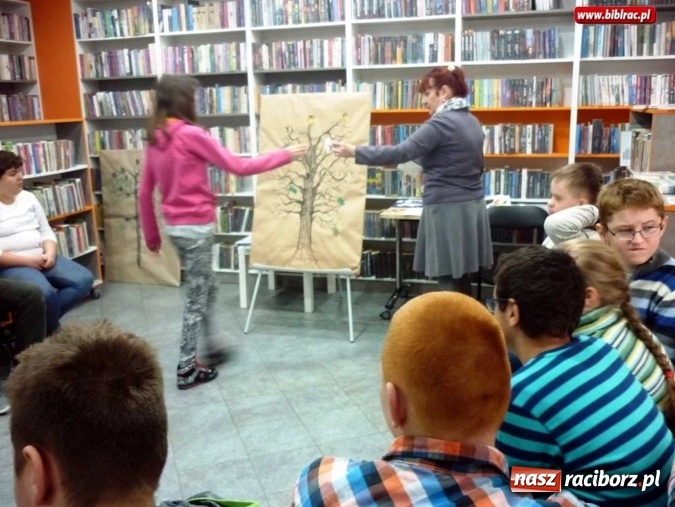 Zdjęcie w galerii na portalu naszraciborz.pl: Jesienne klimaty i spektakl w raciborskiej bibliotece  wiadomości z regionu