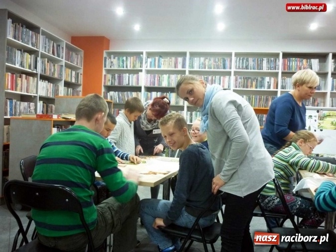Zdjęcie w galerii na portalu naszraciborz.pl: Jesienne klimaty i spektakl w raciborskiej bibliotece  wiadomości z regionu