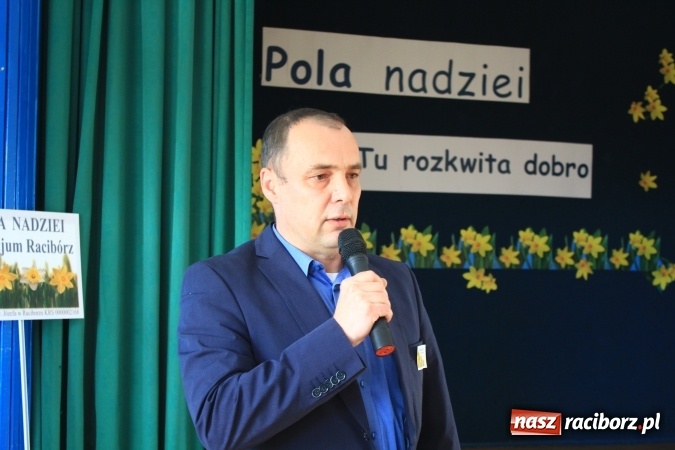 Zdjęcie w galerii na portalu naszraciborz.pl: Dzieci z ZSP nr 2 sadziły żonkile. Założono kolejne pole nadziei wiadomości z regionu