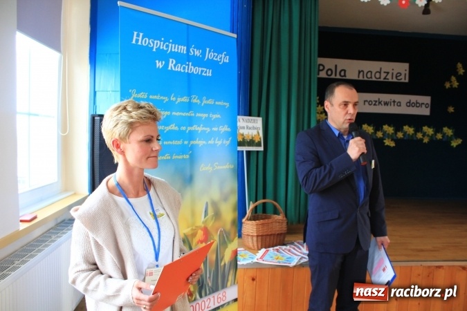 Zdjęcie w galerii na portalu naszraciborz.pl: Dzieci z ZSP nr 2 sadziły żonkile. Założono kolejne pole nadziei wiadomości z regionu