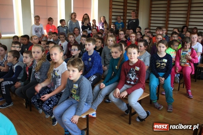 Zdjęcie w galerii na portalu naszraciborz.pl: Dzieci z ZSP nr 2 sadziły żonkile. Założono kolejne pole nadziei wiadomości z regionu