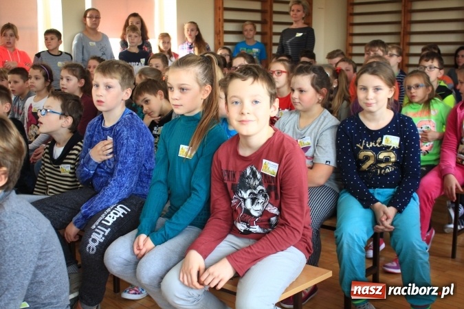 Zdjęcie w galerii na portalu naszraciborz.pl: Dzieci z ZSP nr 2 sadziły żonkile. Założono kolejne pole nadziei wiadomości z regionu