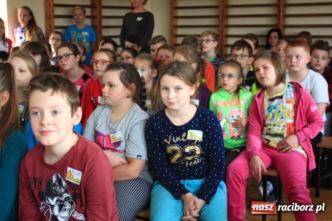 Zdjęcie w galerii na portalu naszraciborz.pl: Dzieci z ZSP nr 2 sadziły żonkile. Założono kolejne pole nadziei wiadomości z regionu