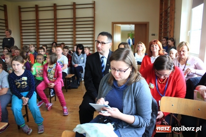 Zdjęcie w galerii na portalu naszraciborz.pl: Dzieci z ZSP nr 2 sadziły żonkile. Założono kolejne pole nadziei wiadomości z regionu