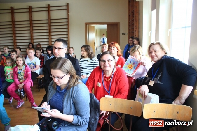 Zdjęcie w galerii na portalu naszraciborz.pl: Dzieci z ZSP nr 2 sadziły żonkile. Założono kolejne pole nadziei wiadomości z regionu