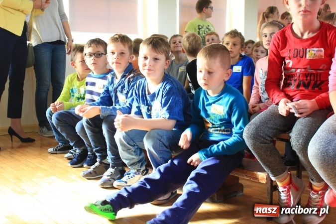 Zdjęcie w galerii na portalu naszraciborz.pl: Dzieci z ZSP nr 2 sadziły żonkile. Założono kolejne pole nadziei wiadomości z regionu