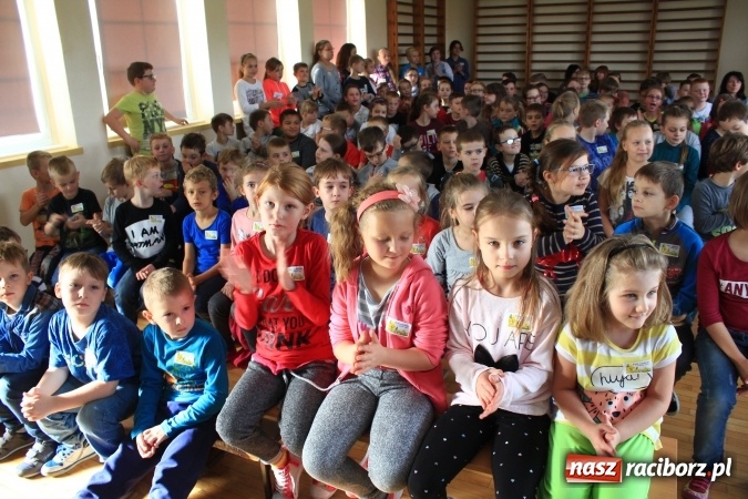 Zdjęcie w galerii na portalu naszraciborz.pl: Dzieci z ZSP nr 2 sadziły żonkile. Założono kolejne pole nadziei wiadomości z regionu