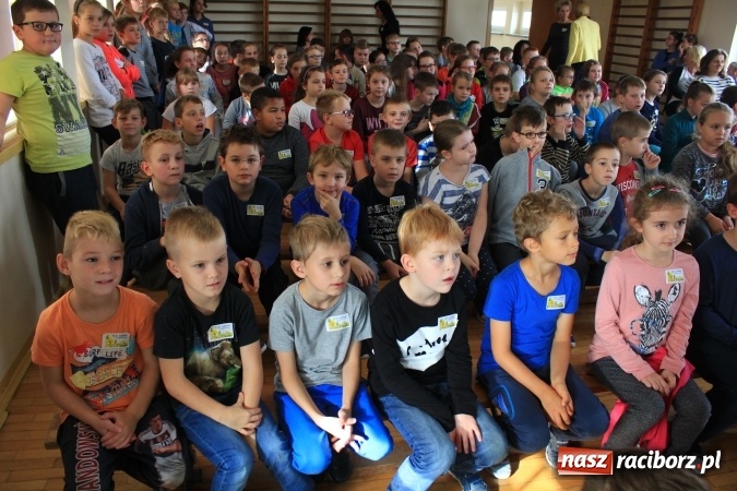 Zdjęcie w galerii na portalu naszraciborz.pl: Dzieci z ZSP nr 2 sadziły żonkile. Założono kolejne pole nadziei wiadomości z regionu