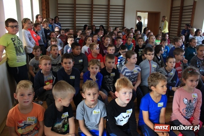 Zdjęcie w galerii na portalu naszraciborz.pl: Dzieci z ZSP nr 2 sadziły żonkile. Założono kolejne pole nadziei wiadomości z regionu