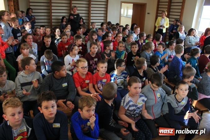 Zdjęcie w galerii na portalu naszraciborz.pl: Dzieci z ZSP nr 2 sadziły żonkile. Założono kolejne pole nadziei wiadomości z regionu