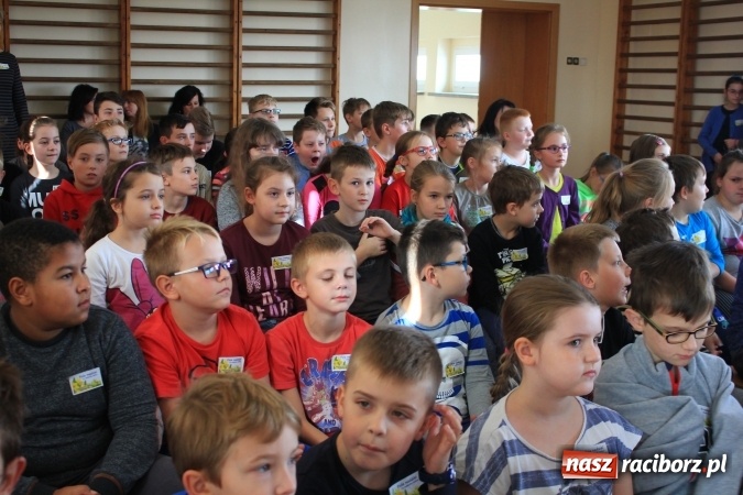 Zdjęcie w galerii na portalu naszraciborz.pl: Dzieci z ZSP nr 2 sadziły żonkile. Założono kolejne pole nadziei wiadomości z regionu