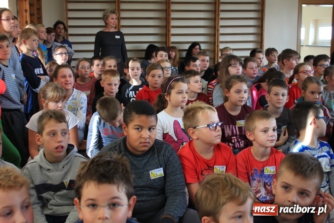 Zdjęcie w galerii na portalu naszraciborz.pl: Dzieci z ZSP nr 2 sadziły żonkile. Założono kolejne pole nadziei wiadomości z regionu