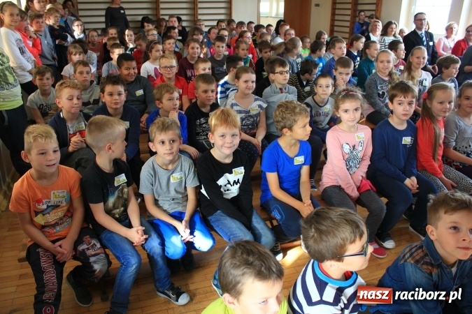 Zdjęcie w galerii na portalu naszraciborz.pl: Dzieci z ZSP nr 2 sadziły żonkile. Założono kolejne pole nadziei wiadomości z regionu