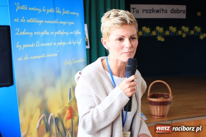 Zdjęcie w galerii na portalu naszraciborz.pl: Dzieci z ZSP nr 2 sadziły żonkile. Założono kolejne pole nadziei wiadomości z regionu