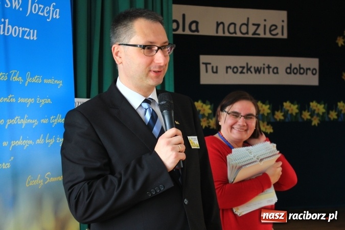 Zdjęcie w galerii na portalu naszraciborz.pl: Dzieci z ZSP nr 2 sadziły żonkile. Założono kolejne pole nadziei wiadomości z regionu