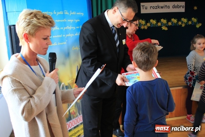 Zdjęcie w galerii na portalu naszraciborz.pl: Dzieci z ZSP nr 2 sadziły żonkile. Założono kolejne pole nadziei wiadomości z regionu