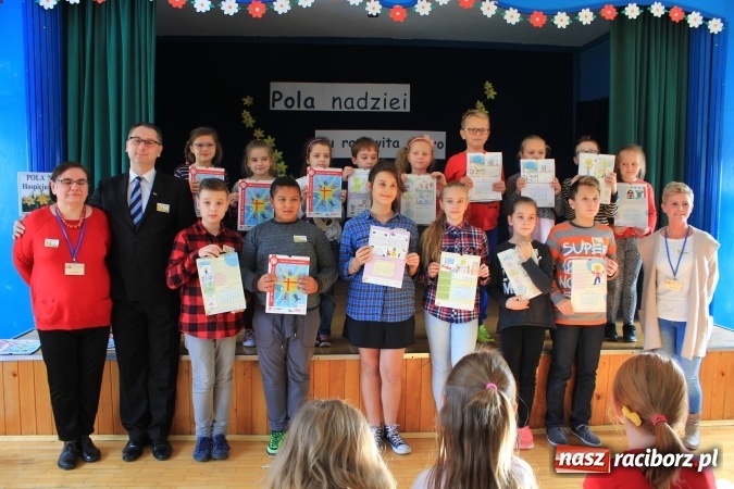 Zdjęcie w galerii na portalu naszraciborz.pl: Dzieci z ZSP nr 2 sadziły żonkile. Założono kolejne pole nadziei wiadomości z regionu