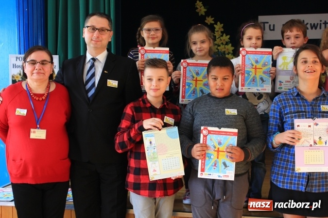 Zdjęcie w galerii na portalu naszraciborz.pl: Dzieci z ZSP nr 2 sadziły żonkile. Założono kolejne pole nadziei wiadomości z regionu