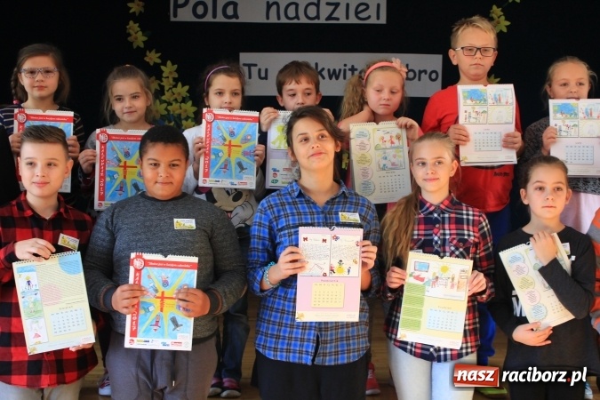 Zdjęcie w galerii na portalu naszraciborz.pl: Dzieci z ZSP nr 2 sadziły żonkile. Założono kolejne pole nadziei wiadomości z regionu