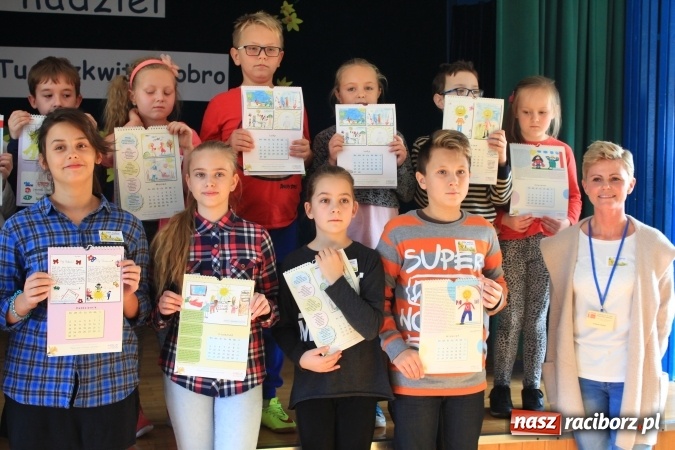 Zdjęcie w galerii na portalu naszraciborz.pl: Dzieci z ZSP nr 2 sadziły żonkile. Założono kolejne pole nadziei wiadomości z regionu