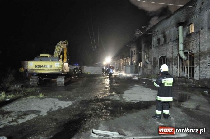 Zdjęcie w galerii na portalu naszraciborz.pl: Pożar hali przy ul. Zakładowej w Brzeziu wciąż szaleje. Przed 20.00 do akcji wszedł ciężki sprzęt do burzenia murów. Tylko u nas FOTO i WIDEO wiadomości z regionu