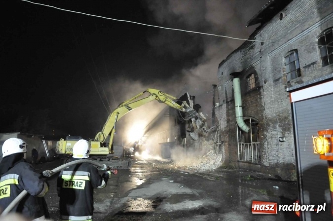 Zdjęcie w galerii na portalu naszraciborz.pl: Pożar hali przy ul. Zakładowej w Brzeziu wciąż szaleje. Przed 20.00 do akcji wszedł ciężki sprzęt do burzenia murów. Tylko u nas FOTO i WIDEO wiadomości z regionu