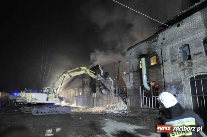 Zdjęcie w galerii na portalu naszraciborz.pl: Pożar hali przy ul. Zakładowej w Brzeziu wciąż szaleje. Przed 20.00 do akcji wszedł ciężki sprzęt do burzenia murów. Tylko u nas FOTO i WIDEO wiadomości z regionu