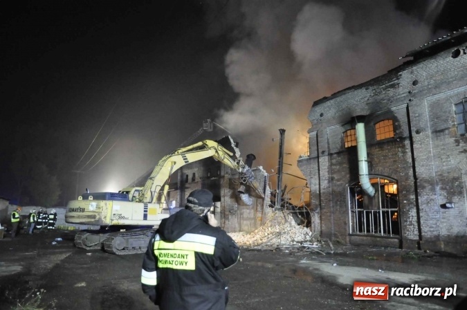 Zdjęcie w galerii na portalu naszraciborz.pl: Pożar hali przy ul. Zakładowej w Brzeziu wciąż szaleje. Przed 20.00 do akcji wszedł ciężki sprzęt do burzenia murów. Tylko u nas FOTO i WIDEO wiadomości z regionu