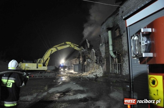 Zdjęcie w galerii na portalu naszraciborz.pl: Pożar hali przy ul. Zakładowej w Brzeziu wciąż szaleje. Przed 20.00 do akcji wszedł ciężki sprzęt do burzenia murów. Tylko u nas FOTO i WIDEO wiadomości z regionu