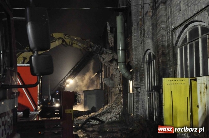 Zdjęcie w galerii na portalu naszraciborz.pl: Pożar hali przy ul. Zakładowej w Brzeziu wciąż szaleje. Przed 20.00 do akcji wszedł ciężki sprzęt do burzenia murów. Tylko u nas FOTO i WIDEO wiadomości z regionu