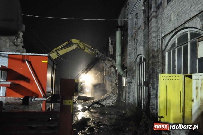 Zdjęcie w galerii na portalu naszraciborz.pl: Pożar hali przy ul. Zakładowej w Brzeziu wciąż szaleje. Przed 20.00 do akcji wszedł ciężki sprzęt do burzenia murów. Tylko u nas FOTO i WIDEO wiadomości z regionu