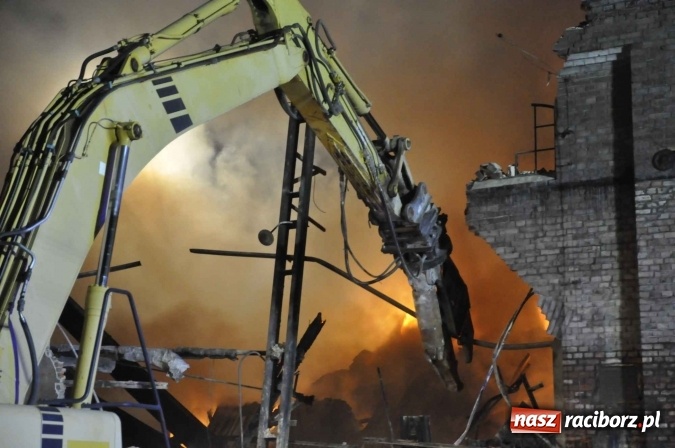 Zdjęcie w galerii na portalu naszraciborz.pl: Pożar hali przy ul. Zakładowej w Brzeziu wciąż szaleje. Przed 20.00 do akcji wszedł ciężki sprzęt do burzenia murów. Tylko u nas FOTO i WIDEO wiadomości z regionu