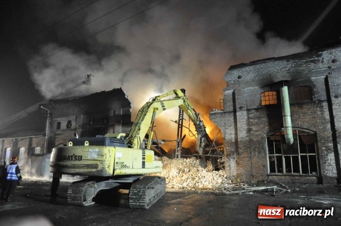 Zdjęcie w galerii na portalu naszraciborz.pl: Pożar hali przy ul. Zakładowej w Brzeziu wciąż szaleje. Przed 20.00 do akcji wszedł ciężki sprzęt do burzenia murów. Tylko u nas FOTO i WIDEO wiadomości z regionu